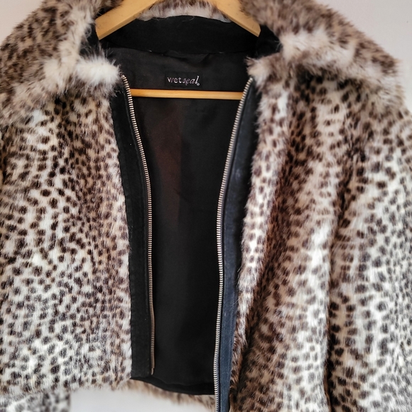 🥳👯‍♀️Wet Seal Cropped Faux Fur Jacket XS/S👯‍♀️🥳 - Picture 3 of 6